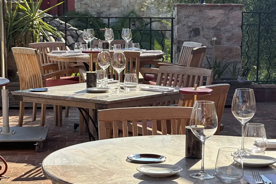 La Signoria — la table en terrasse face aux montagnes