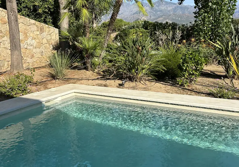 La Signoria — la piscine extérieure face aux montagnes de Balagne