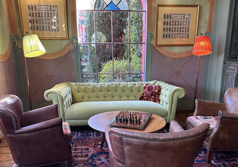 La Signoria — le salon au vitrail et ses fauteuils de cuir