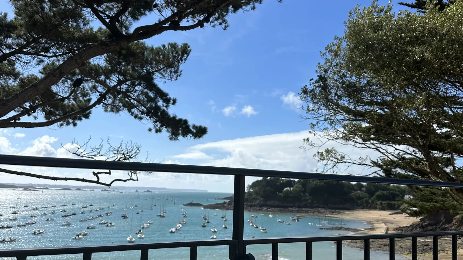Le Nessay — la baie de Saint-Briac et ses bateaux au mouillage, vue depuis l'hôtel