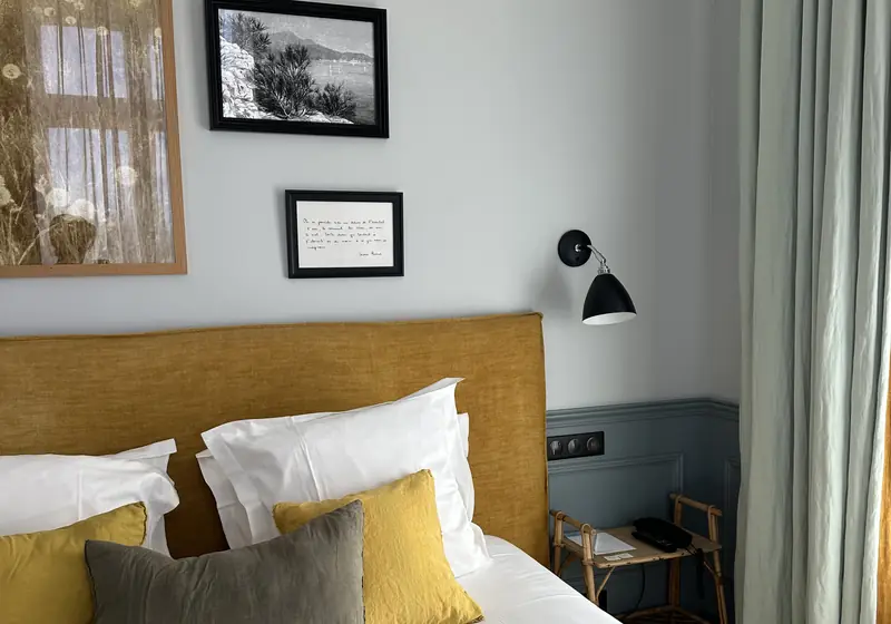 Le Nessay — une chambre aux tons doux