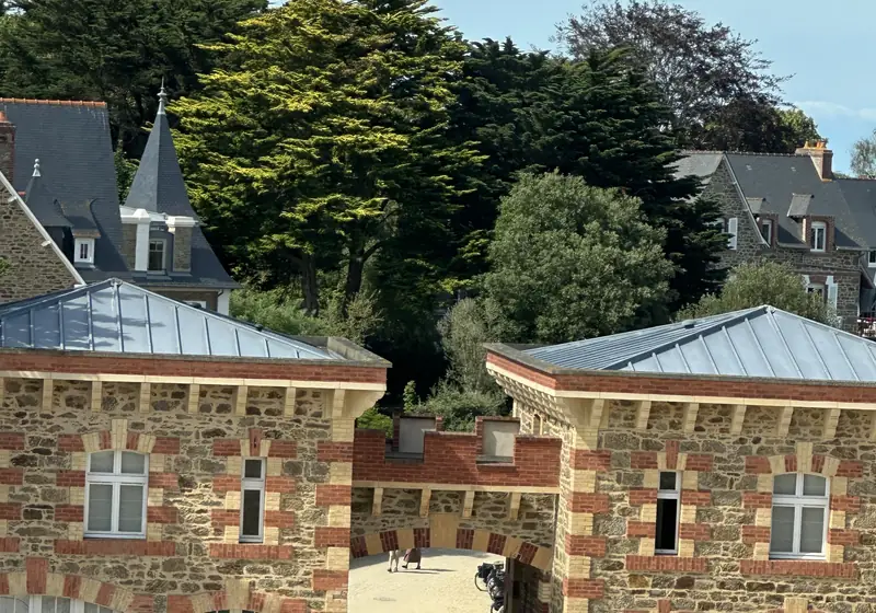 Le Nessay — les communs en pierre et brique