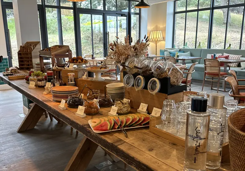Le Nessay — la salle du petit-déjeuner et sa grande table